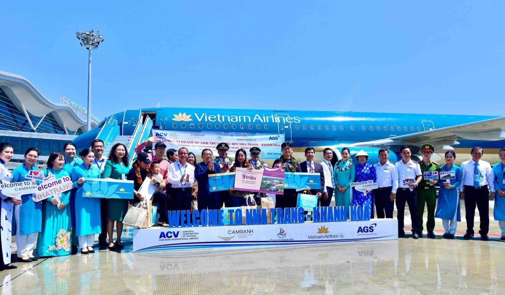 Vietnam Airlines chào đón hành khách thứ 9 triệu đến Nha Trang